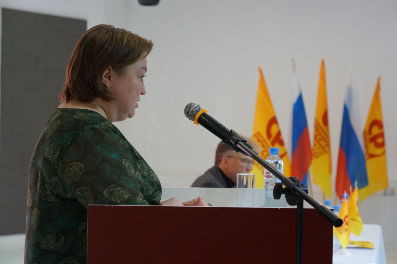 Ни один человек не должен оставаться без воды Несколько месяцев жители одной из улиц с Новоповалиха в том числе инвалиды жили без доступа к питьевой воде из за бездействия коммунальных служб Проблема возникла в мае после аварии на водопроводе и приобрела острый характер вынуждая сельчан собирать дождевую воду Сестра одного из инвалидов обратилась ко мне за помощью По словам женщины ремонт водопровода начавшийся в мае закончился аварийной ситуацией земля осыпалась ремонтники закопали участок и отключили воду не предприняв дальнейших действий В течение всего лета с мая по август неоднократные обращения заявительницы в МУП Первомайские коммунальные сети оставались без должного ответа то бригады не было то рабочей силы то как выяснилось позже не было финансирования Ни один человек не должен оставаться без воды написала отчаянная женщина в обращении рассказав что её брат инвалид вынужден собирать дождевую воду для собственных нужд Вместе с ним на той же улице живёт ещё одна женщина инвалид Ближайший колодец находится далеко а вода в нём по словам заявительницы хуже дождевой К тому же дорога к колодцу находится в ужасном состоянии что делает передвижение на машине крайне затруднительным Несмотря на наличие договора на поставку воды брат заявительницы остался без жизненно важного ресурса Направила депутатский запрос в прокуратуру Алтайского края Надзорные органы провели проверку и установили что подача воды в дом брата заявительницы была прекращена в мае из за аварии По результатам рассмотрения представлений внесённых надзирающим прокурором главе администрации Первомайского района предприятием был организован подвоз питьевой воды Также было сообщено о планируемом восстановлении постоянного водоснабжения до 15 декабря Однако водоснабжение до сих пор не восстановлено Прокуратура района подготовила исковое заявление к МУП Первомайские коммунальные сети с требованием обязать предприятие восстановить подачу воды и взыскать компенсацию морального вреда в интересах брата заявительницы Кроме того в отношении директора МУП ПКС возбуждено дело об административном правонарушении Непринятие предприятием мер по разработке программы производственного контроля проекта зон санитарной охраны источников водоснабжения и заключению договора на систематический отбор проб воды стало основанием для подачи прокурором административного искового заявления в суд Также надзорным ведомством при участии Госавтоинспекции проведено обследование дороги по ул Котовского Выявленные нарушения в виде выбоин и колеи послужили основанием для внесения представления главе Первомайского сельсовета О результатах принятых мер будет сообщено дополнительно Справедливо ДепутатБоровикова ЕвгенияБоровикова Регион22 Алтай2025 Вода