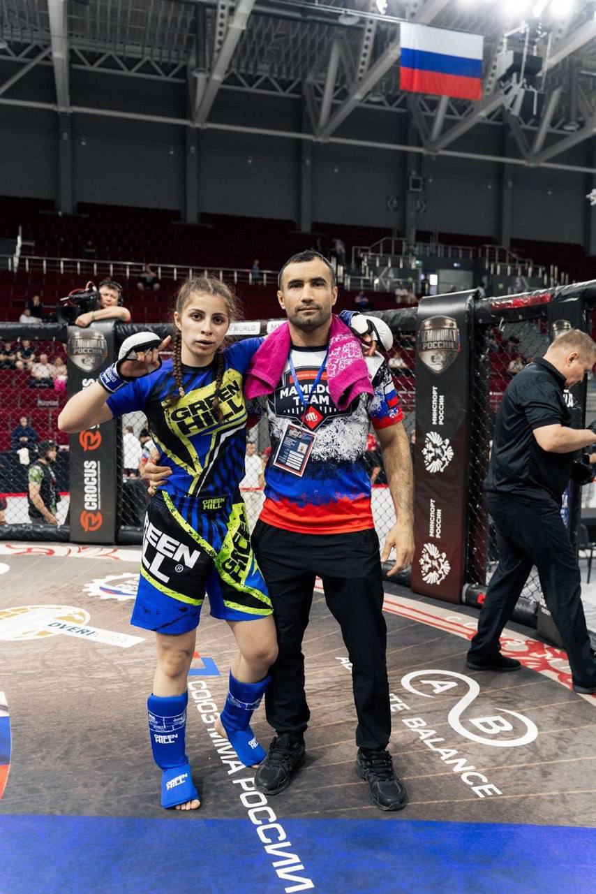 Оренбурженка завоевала бронзу на чемпионате России по ММА В Самаре во Дворце спорта им. Владимира Высоцкого прошел трёхдневный чемпионат России по ММА. За медали боролись свыше 150 спортсменов из 47 регионов России. Право на участие в чемпионате получили спортсмены, прошедшие отборочные этапы в своих федеральных округах. Отличительной чертой этого соревнования стало большое количество девушек, борющихся за звание чемпионок и целенаправленно идущих в сборную России, сообщила пресс-служба федерации ММА страны. В весовой категории до 56,7 кг третье место завоевала Виктория Кузнецова – представительница клуба «Мамедов Тим» и федерации ММА Оренбуржья. Тренируется спортсменка под руководством Эльгуна Мамедова. Призёры и победители чемпионата России выступят в составе национальной сборной на чемпионате мира. ММА – один из самых технически сложных видов спорта. В Оренбургской области этим видом спорта занимаются 950 человек, 135 из которых – женщины.