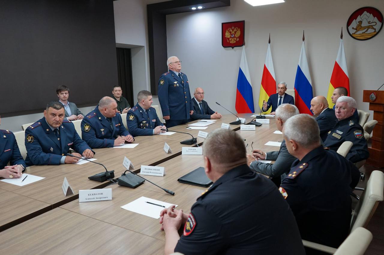 Новым начальником УФСИН по Северной Осетии стал Константин Шулаков Полковник внутренней службы Константин Шулаков назначен на должность начальника управления Федеральной службы исполнения наказаний УФСИН по Северной Осетии. Председателю правительства республики, руководству региональных органов исполнительной власти, представителям правоохранительных структур и личному составу управления его представил директор ФСИН Аркадий Гостев. Подробнее ЗДЕСЬ Подписывайтесь на «КрыльяTV»