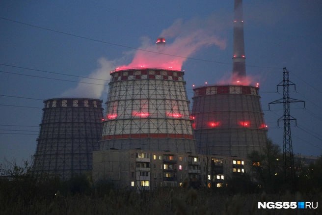 Весной 2025 года Омская область вновь попала в десятку аутсайдеров экорейтинга, составленного общероссийской общественной организацией «Зеленый патруль». Наш регион расположился на 78 месте. Хуже ситуация лишь в Оренбургской, Свердловской и Челябинской областях, а также Приморском и Забайкальском крае. Директор природоохранных программ «Зеленого патруля» Роман Пукалов рассказал «Коммерсанту», почему Омск оказался на одной из последних строчек рейтинга. «В Омске летела угольная пыль из труб ТЭЦ и пахло сероводородом из старой канализации минус одна позиция в рейтинге ». Помимо того, что в регионе изношены коммуникации, по-прежнему высока доля частного сектора с печным угольным отоплением. Среди всех регионов СФО, Омская область занимает последнее место по экологической обстановке. Ситуацию прокомментировали в ТГК-11. В компании отметили, что омские электростанции изначально были спроектированы для работы на каменном угле. За последние годы два объекта ТЭЦ-2 и ТЭЦ-3 уже перевели на природный газ. «Что касается ТЭЦ-4 и ТЭЦ-5, то в настоящее время перевод станций на газовое топливо невозможен из-за отсутствия необходимых объёмов газа в регионе, для чего в том числе требуется строительство магистрального газопровода. В то же время компания активно реализует мероприятия по снижению выбросов. В частности, проводится модернизация электрофильтров, устанавливаются современные системы пылеподавления, внедряются инновационные технологии очистки дымовых газов и минимизации воздействия на окружающую среду».