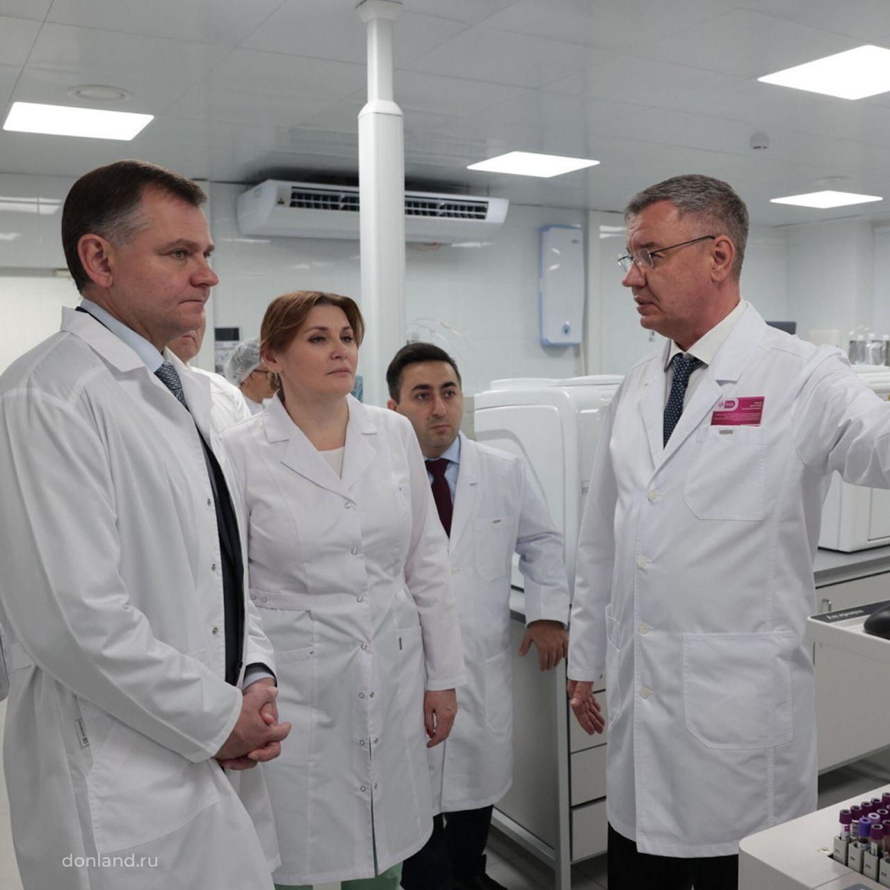 В минздраве Дона отрегулируют систему записи к врачам в онлайн сервисах Губернатор Ростовской области Юрий Слюсарь поручил Министерству здравоохранения Ростовской области отрегулировать систему записи к врачам через онлайн сервисы и через регистратуру чтобы обеспечить единый безбарьерный маршрут пациентов в поликлиниках По его мнению запись к врачу должна стать более удобной и доступной всем жителям Дона Полагаться исключительно на систему электронной записи нельзя необходим баланс между цифровыми и традиционными решениями RostovRegion