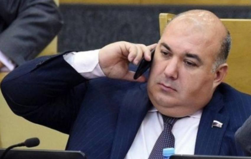 Бывший депутат Госдумы Юрий Напсо сообщил что его семья живет в гараже для лодок в Сочи Это заявление он сделал после того как Никулинский суд постановил выселить его из служебной квартиры в Москве По словам Напсо его семья состоящая из четырех детей и 85 летней матери уже несколько лет вынуждена ютиться в сочинском гараже когда находится в городе Другого подходящего жилья у них нет Сам Напсо около двух лет живет в ОАЭ Ранее Госдума досрочно прекратила его полномочия установив что он отсутствовал на работе без уважительных причин почти 2 года В мае Верховный суд отклонил его иск об отмене этого решения Подписаться на новости ЮГ 24   ЮГ 24 в MAX