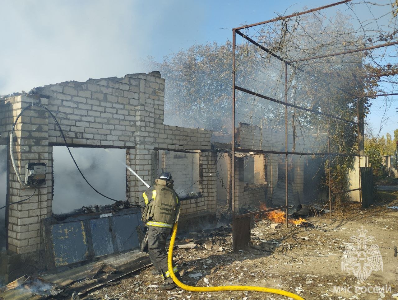 На пожаре в Алешкинском МО пострадала женщина  В Великих Копанях на площади 40 квадратных метров горел жилой дом. Пострадала 67-летняя женщина. С термическими ожогами передана врачам. С огнем боролись 3 человека и 1 спецтехника 9-ой пожарно-спасательной части.  МЧС России поминает: 0  не используй неисправное электрооборудование; 0  не перегружай сеть; 0  не оставляй без присмотра детей; 0  заменяй неисправную электропроводку.