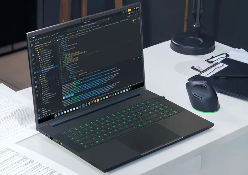 Razer представила игровой ноутбук Blade 18 с производительностью настольного ПК Razer показала свой самый мощный ноутбук Blade 18 Внутри свежий Intel Core Ultra 9 290HX Plus и мобильная GeForce RTX 5090 Такой набор тянет локальный запуск ИИ моделей сборку огромных проектов и рендер видео в высоком разрешении на лету Плюс без проблем запускает любые современные игры и тяжёлые рабочие задачи razerblade игровойноутбук искусственныйинтеллект производительность Подробнее 3DNews в TG MAX VK