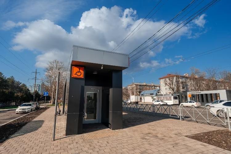 Прокуратура наказала мэрию Краснодара за недоступный лифт в подземнике на Красных Партизан  Проверка выявила проблему с доступностью нового подземного перехода на ул. Красных Партизан у Краевой клинической больницы № 2. Установлено, что у лифта отсутствовали информационные знаки, а подъемная платформа работала только с сопровождающим.  В результате прокурорского представления, которое получила администрация Краснодара, нарушения устранили.  Теперь переход оснащен информационными указателями, платформой с дистанционным управлением, видеонаблюдением и двухсторонней связью. Это обеспечивает безопасный и удобный доступ для инвалидов и сохранение оборудования, сообщили в пресс-службе регионального ведомства.     Отправить новость   Подписаться