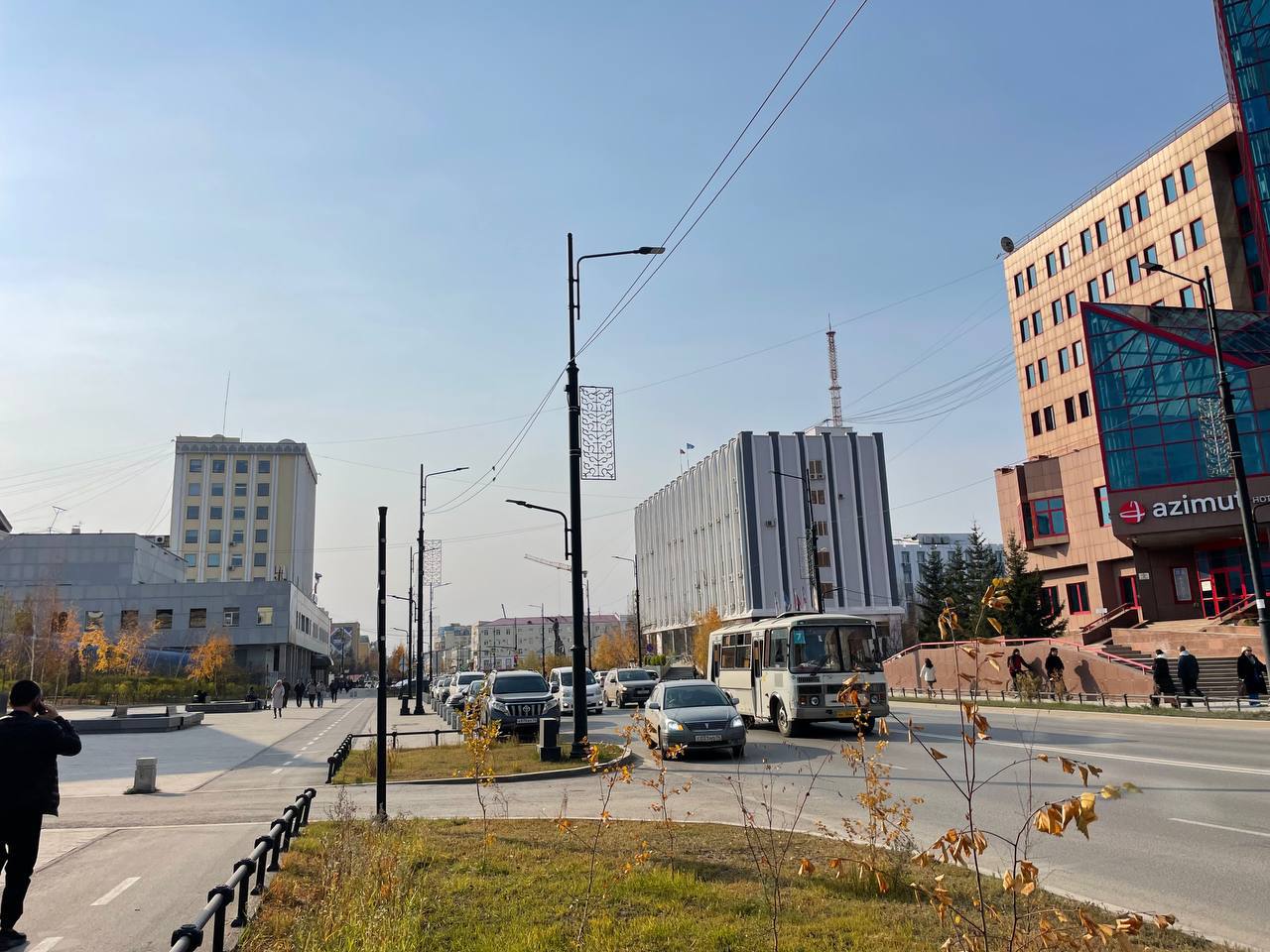В автобусах Якутска запустят аудиогиды с легендами и историями В салонах маршрутных автобусов будут звучать аудиогиды на русском и якутском языках Пассажиры смогут погрузиться в мифы и предания края под голоса известных артистов Саха театра и кино ulusmedia