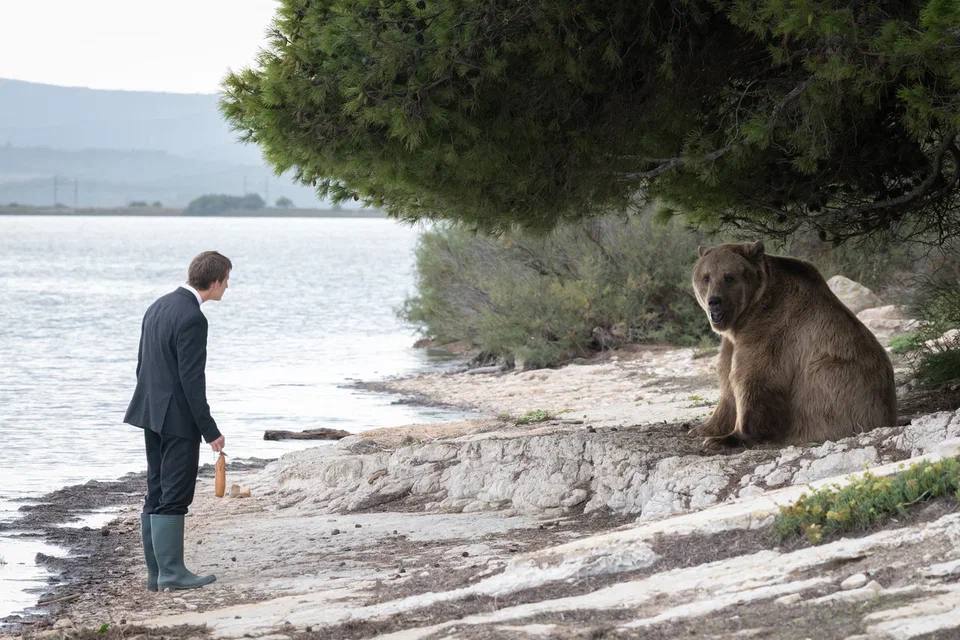 Новость Мировая онлайн премьера Okko и Cреда привезли из Канн в Москву Человека который видел медведя который видел человека Пьера Ришара Okko и Продюсерская компания Среда представят в России новый фильм Пьера Ришара Человек который видел медведя который видел человека где живая легенда французского кино выступил в качестве режиссёра сценариста и исполнителя главной роли