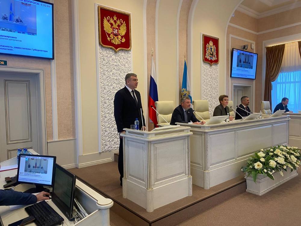 Андрей Рыженков стал заместителем губернатора Архангельской области по внутренней политике Депутаты Архангельского областного Собрания согласовали кандидатуру Андрея Рыженкова на должность заместителя губернатора по внутренней политике Представлял кандидатуру Андрея Рыженкова губернатор Александр Цыбульский Итог голосования 46 За Единогласно Трудовую деятельность начинал стропальщиком в Архангельском порту Потом был специалистом по работе с молодежью Затем стал главой самого большого в мире муниципального образования Талажского сельского поселения Затем работал в администрации Приморского района Последняя занимаемая должность руководитель департамента по внутренней политике и местному самоуправлению администрации губернатора Архангельской области