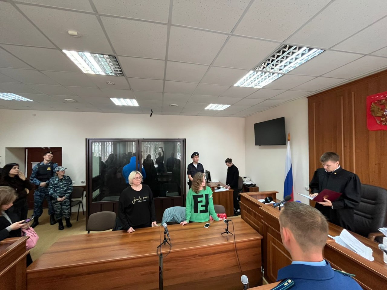 Приговор по делу о нападении на директора базы отдыха В декабре 2024 года на базе отдыха в Кировском районе г Екатеринбурга произошел конфликт между двумя мужчинами и директором заведения На просьбу покинуть территорию базы отдыха гости ответили отказом и избили оппонента Потерпевший с различными травмами был доставлен в больницу Судебно медицинская экспертиза установила что мужчине причинен тяжкий вред здоровью По факту происшествия правоохранительные органы возбудили уголовное дело о покушении на убийство из хулиганских побуждений В суде подсудимые Важа Гамоян и Раджа Джавоян вину не признали однако совокупности представленной суду доказательств оказалось достаточно для постановления обвинительного приговора Кировский районный суд г Екатеринбурга признал В Гамояна и Р Джавояна виновными в совершении преступления по п а ч 3 ст 111 УК РФ Гамояну по совокупности преступлений с учетом предыдущего приговора назначено наказание в виде 6 лет 6 месяцев лишения свободы с отбыванием в колонии строгого режима Джавояну назначено наказание в виде лишения свободы на срок 6 лет 6 месяцев с отбыванием в колонии особого режима Приговор не вступил в законную силу На его обжалование у сторон есть 15 суток Кировский районный суд Екатеринбурга