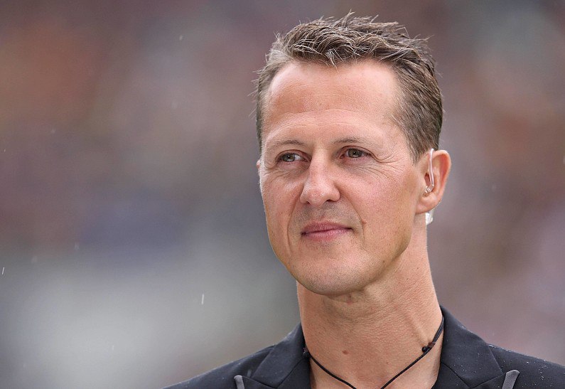 Михаэль Шумахер больше не прикован к постели Легендарный гонщик Формулы 1 теперь передвигается по дому на инвалидной коляске с помощью медсестер и терапевтов Он дышит самостоятельно смотрит спортивные передачи и проводит время на свежем воздухе хотя ходить не может Семья тратит десятки тысяч евро в неделю на круглосуточный уход в вилле на Майорке Травма головы случилась в 2013 году во время неудачного падения на лыжах во Франции   держится легенда НМШ