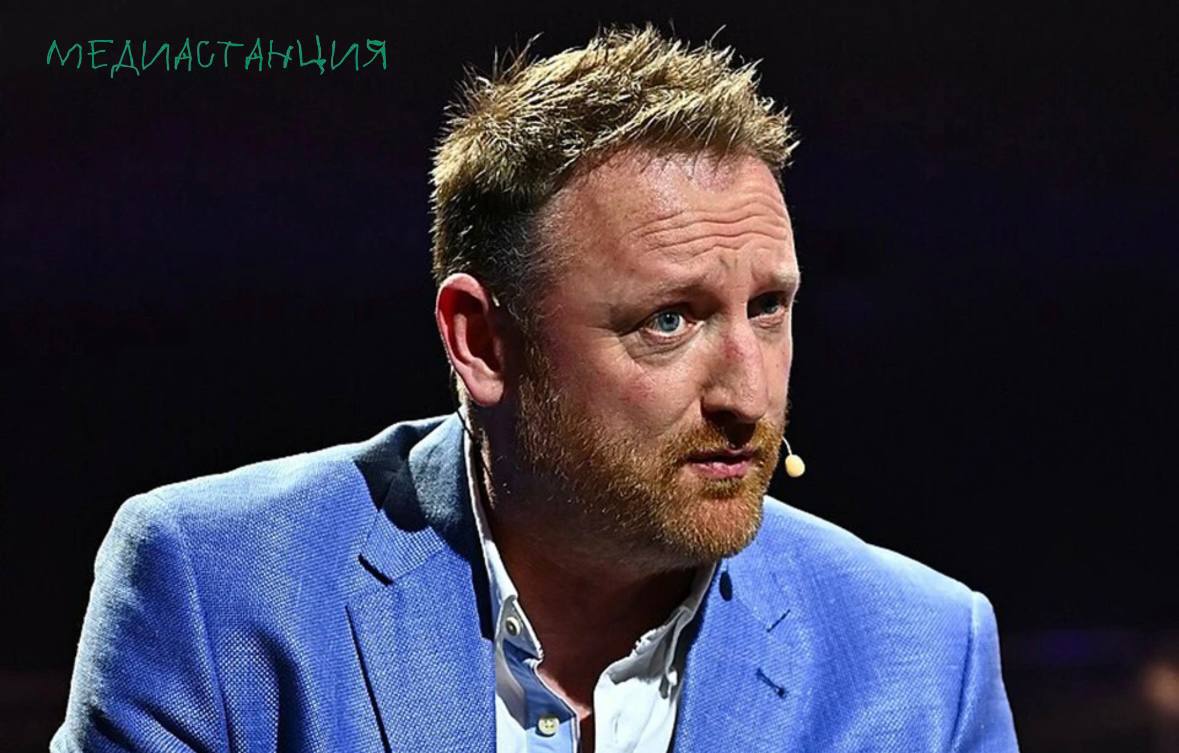 Свобода слова по-румынски. Задержавшие журналиста RT Чея Боуза правоохранители наконец-то изобрели повод для ареста: мамой клянутся, что ему был запрещен въезд в республику. Почему это выяснилось, только когда корреспондент уже прибыл в страну для освещения президентских выборов, румынские сказочники все еще не придумали. «Из этого следует один только вывод: ситуация вокруг выборов в Румынии настолько скандальна, настолько зашла в тупик и настолько дискредитирует уровень псевдодемократии, что даже корреспондент СМИ не должен быть, с точки зрения определённых сил в Румынии, допущен до того, чтобы освещать ситуацию с территории Румынии», — считает Мария Захарова.