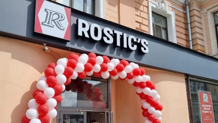 В популярном омском фастфуде нашли мясо с опасными бактериями Омская птицефабрика оштрафована на 350 тыс. рублей за выявление бактерий сальмонеллы в поставляемой продукции. Опасную курятину обнаружили в ресторане быстрого питания Rostics. В январе 2025 года лабораторные исследования Роспотребнадзора выявили бактерии в стрипсах, приготовленных из мяса цыплят-бройлеров этой птицефабрики. Проведенное расследование установило несколько возможных причин загрязнения продукции бактериями: нарушение технологических процессов, использование некачественного сырья, несоблюдение санитарных норм или присутствие зараженных работников производства. Ранее предприятие уже подверглось штрафу в размере 150 тыс. рублей за аналогичное нарушение.