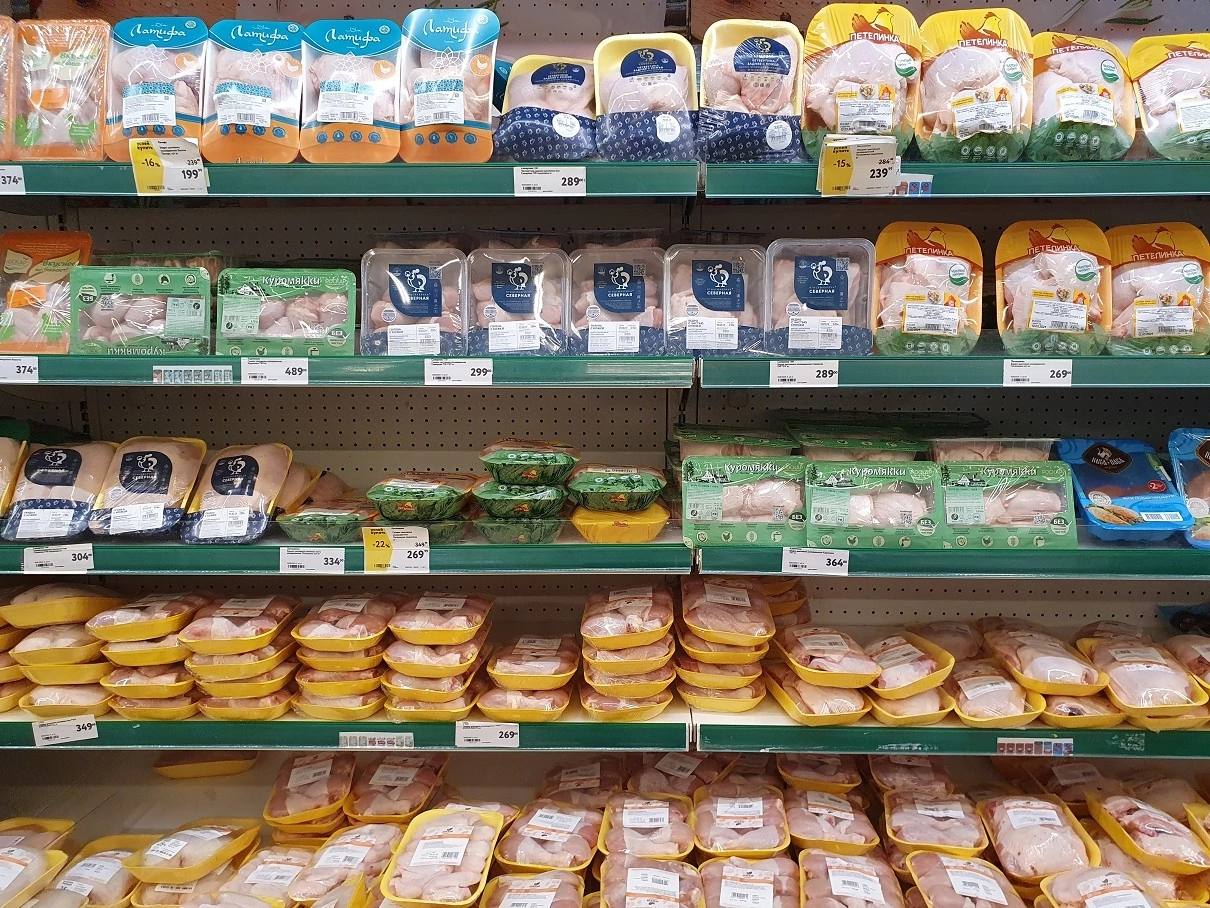 Сальмонеллу обнаружили в двух из десяти куриных полуфабрикатов, продающихся в петербургских магазинах. Об этом сообщили в организации «Общественный контроль». Опасную продукцию нашли в «Магните» на улице Васи Алексеева — в голени под маркой «Наша птичка». Также непригодным признали бедро бренда «Птицефабрика "Псковская"» из «Перекрёстка» на Ленинском проспекте. По данным Роспотребнадзора, производителю «Псковской» вынесено предостережение, а в отношении «Нашей птички» планируется. общественный контроль – жми тут / Прислать новость #спб #питер #местаспб2025