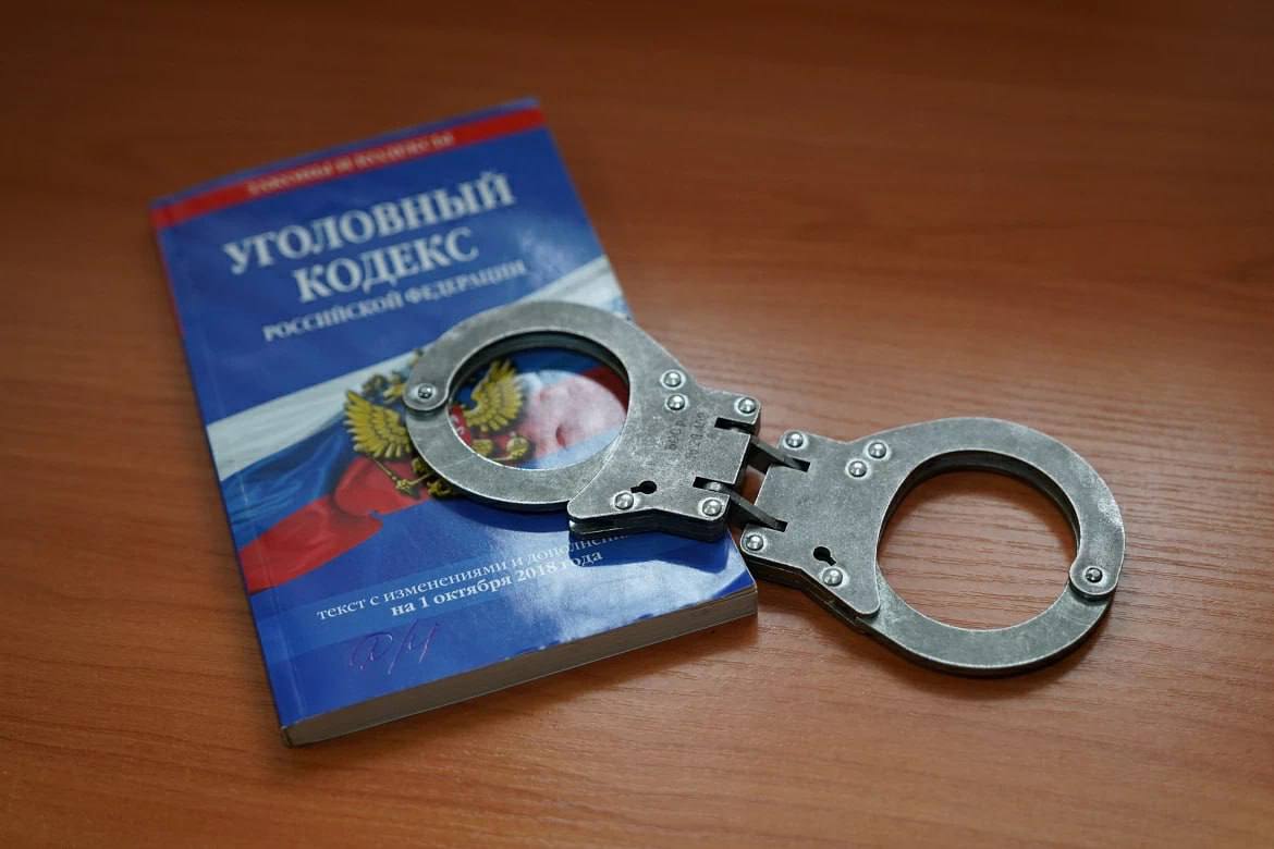 Полиция возбудила уголовное дело по факту инцидента в Ленинском районе Владивостока  В дежурную часть отдела полиции 1 УМВД России по городу Владивостоку поступило сообщение о том что на улице Ивановской произошло дорожно транспортное происшествие в ходе которого между автолюбителями возник конфликт переросший в драку Очевидец проходящий мимо попытался вмешаться чтобы прекратить противоправные действия В результате один из участников инцидента распылил в сторону очевидца газ из аэрозольного пистолета и нанес ему телесные повреждения На место происшествия незамедлительно прибыли сотрудники патрульно постовой службы полиции Полицейские задержали ранее судимого 36 летнего мужчину который являлся зачинщиком конфликта Задержанный был доставлен в отдел полиции для дальнейшего разбирательства У мужчины изъят аэрозольный пистолет По данному факту возбуждено уголовное дело по части 2 статьи 213 Уголовного Кодекса Российской Федерации Материалы дела переданы по подведомственности   t me prim police   vk com public180487861   ok ru group 55028167540942   25 мвд рф