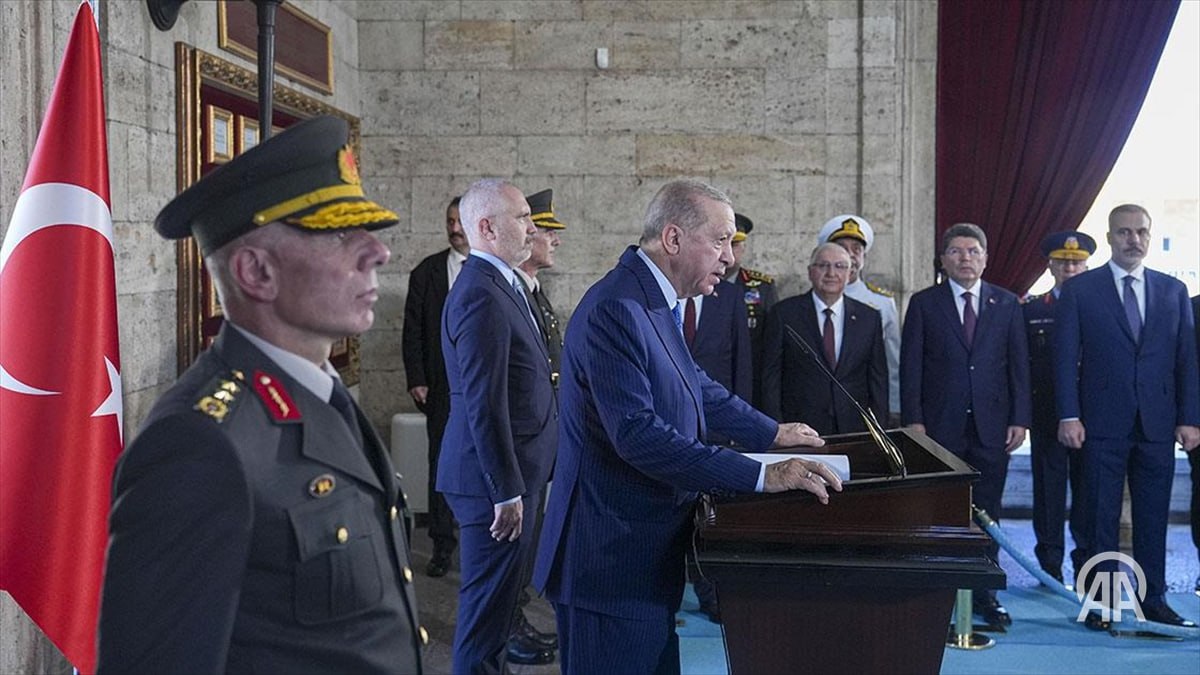 Президент Эрдоган: Турция предпринимает исторические шаги во имя будущего страны  С целью обеспечения будущего страны Турция предпринимает исторические шаги в самых разных областях, включая безопасность, укрепление демократии, экономику, технологии, оборонную промышленность и внешнюю политику.  Об этом заявил президент Турции Реджеп Тайип Эрдоган, зачитывая запись, оставленную в Памятной книге Мавзолея основателя Турецкой Республики Мустафы Кемаля Ататюрка – Аныткабир. Глава государства посетил комплекс перед заседанием Высшего военного совета страны.  «Несмотря на расставленные ловушки, а также нападки как изнутри, так и извне, мы продолжаем борьбу за превращение Турции в страну, возглавляющую один из полюсов в меняющейся мировой системе»,-сказал турецкий лидер.  Подробнее на нашем сайте: v.aa.com.tr/3650925   24/7 в сутки с Агентством «Анадолу»