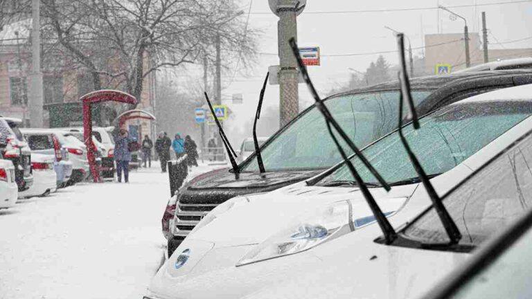 #СнеНеЗналИпадал   О ближайшем снегопаде, ожидающемся в Приамурье, корреспонденту Амур.инфо сообщили в амурском Гидрометцентре.  Когда ждать?   — По предварительным прогнозам, к воскресенью и началу следующей недели циклон начнёт движение с северо-запада. В воскресенье Тындинский, Сковородинский, возможно, Магдагачинский районы, а также западная часть Зейского будут под влиянием циклона.   В течение ночи понедельника всё это будет спускаться южнее. И днём в понедельник вся область окажется в снеге, местами сильном, – рассказали в амурском Гидрометцентре.  Осадков выпадет прилично, отметили синоптики.