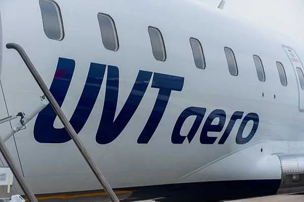 Авиакомпания ЮВТ аэро с июня откроет прямой субсидируемый рейс Петрозаводск Мурманск Авиакомпания ЮВТ аэро с 3 июня текущего года запустит прямые авиарейсы по маршруту Петрозаводск Мурманск Об этом сообщает Интерфакс со ссылкой на данные правительства Мурманской области Рейсы будут выполняться один раз в неделю по средам начиная с 3 июня Время в пути составит около 1 5 часов Рейс субсидируется из федерального бюджета отмечается в сообщении областного правительства aviaru net n295624 Оставайся в информационном потоке подпишись на наш канал в MAX