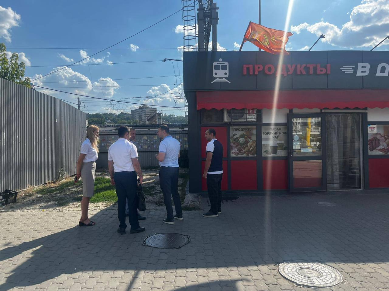 Андрей Косенко глава администрации ЖД района провёл очередной обход территории Привокзальной площади. В ходе осмотра были выявлены: • нарушения правил дорожного движения; • отклонения от норм благоустройства; • случаи размещения несанкционированной рекламы; • дефекты пешеходной части и дорожного покрытия; • другие проблемные участки. Работа по устранению всех выявленных недостатков уже организована. В настоящее время по заказу МКУ «Дирекция по строительству объектов транспортной инфраструктуры» организованы мероприятия по переустройству асфальтобетонного покрытия проезжей части, а также деформированного плиточного покрытия тротуаров. Срок выполнения до 1 августа 2025 года. Осмотрели ход выполнения работ. Поручил особый контроль осуществить за восстановлением зеленых насаждений, покрытия прилегающих участков. Привокзальная площадь является визитной карточкой нашего района и администрация будет улучшать ее внешний облик, в том числе бороться с несанкционированной рекламой и транспортными средствами, которые мешают дорожному движению и нашим пешеходам.