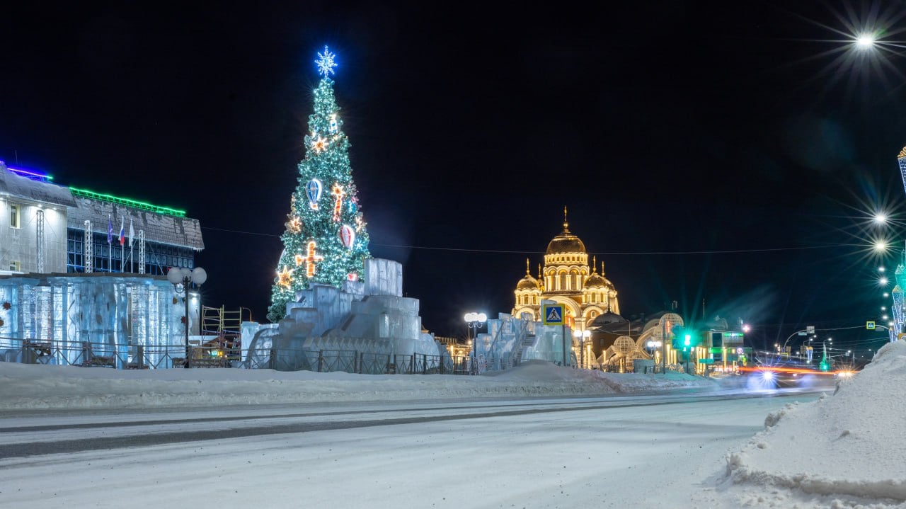 В День округа на главных площадях в городах, поселках и селах Ямала откроют ледовые городки и зажгут новогодние елки.  Где и во сколько — на сайте «Север-Пресса».  Спойлер: в Салехард на открытие приедет Ямал Ири.  Фото: Федор Воронов / «Ямал-Медиа»    Новости Ямала   Поддержать нас бустом