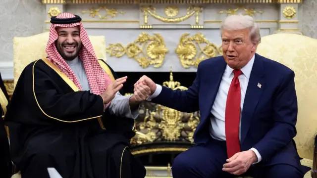 Трамп заявил что многие не любили журналиста Джамаля Хашогджи Об этом он сказал на встрече с принцем Саудовской Аравии которого США обвиняли в убийстве журналиста Наследный принц Саудовской Аравии в свою очередь сказал Что касается журналиста то действительно больно слышать что кто то лишился жизни без реальной причины или не законным образом Убийство Хашогджи стало одной из причин обострения отношений США и Саудовской Аравии при Джо Байдене Был убит 2 октября 2018 года на территории консульства Саудовской Аравии в Стамбуле Его тело было расчленено и уничтожено