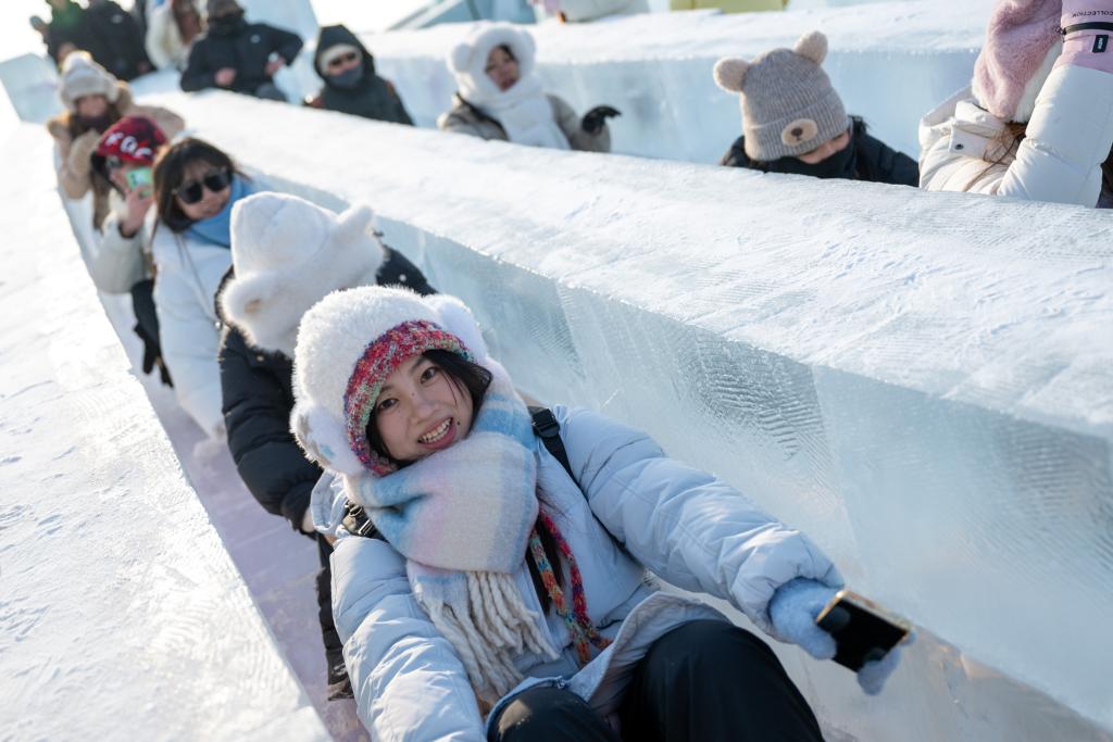 В Харбине открылся крупнейший в мире снежно-ледовый тематический парк  [Media]   Харбин, 22 декабря /Синьхуа/ -- 26-й фестиваль "Большой мир льда и снега", который является крупнейшим в мире ледово-снежным тематическим парком, официально открылся в субботу в городе Харбин /адм. центр пров. Хэйлунцзян, Северо-Восточный Китай/.  На создание парка ушло в общей сложности 300 тыс. кубометров льда и снега. В его дизайне и строительстве были использованы элементы предстоящих зимних Азиатских игр, которые пройдут в Харбине в 2025 году. -0-  2024-12-22 09:00:32 [Full Text]