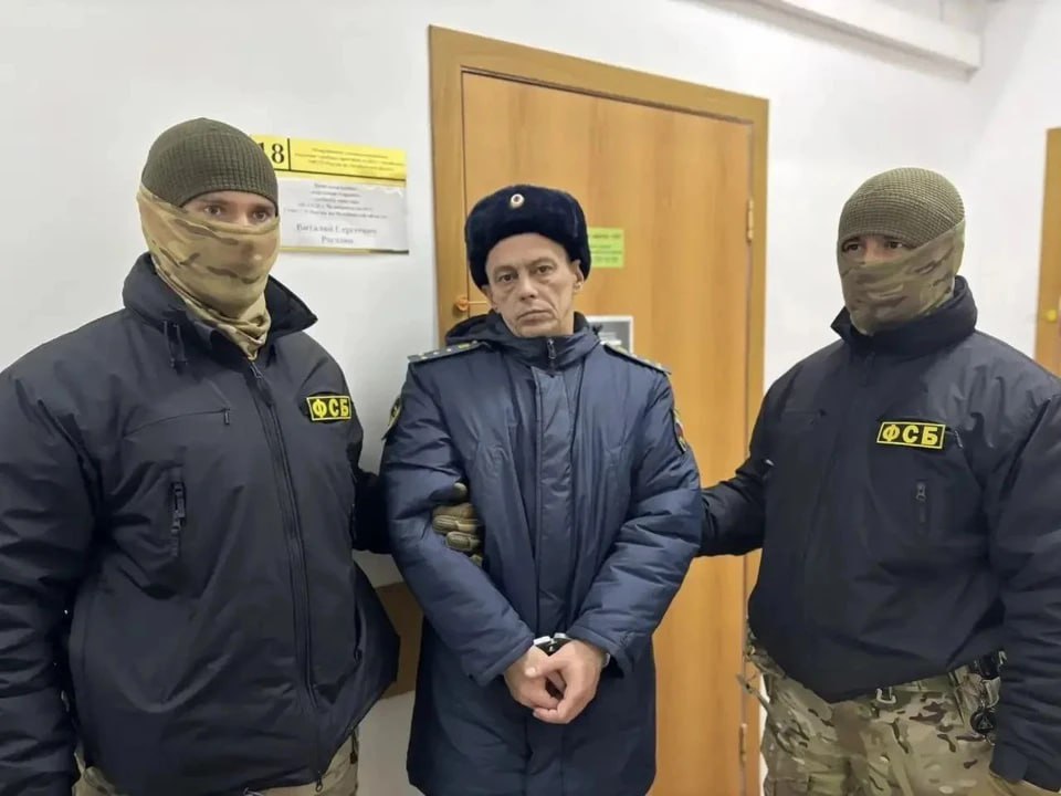 В Челябинске сотрудники УФСБ России задержали начальника отдела по работе с юридическими лицами регионального Управления федеральной службы судебных приставов Виталия Рогозина Его подозревают в получении взятки от представителей криминала По данным источника КП Челябинск действуя в интересах криминального сообщества он за деньги проверял физических лиц по ведомственным информационным базам службы судебных приставов Полученные сведения затем передавались бандитам В отношении должностного лица возбуждено уголовное дело Сейчас по месту работы и жительства проходят обыски следственно оперативные действия продолжаются   Подписаться на chelkp Мы в MAX