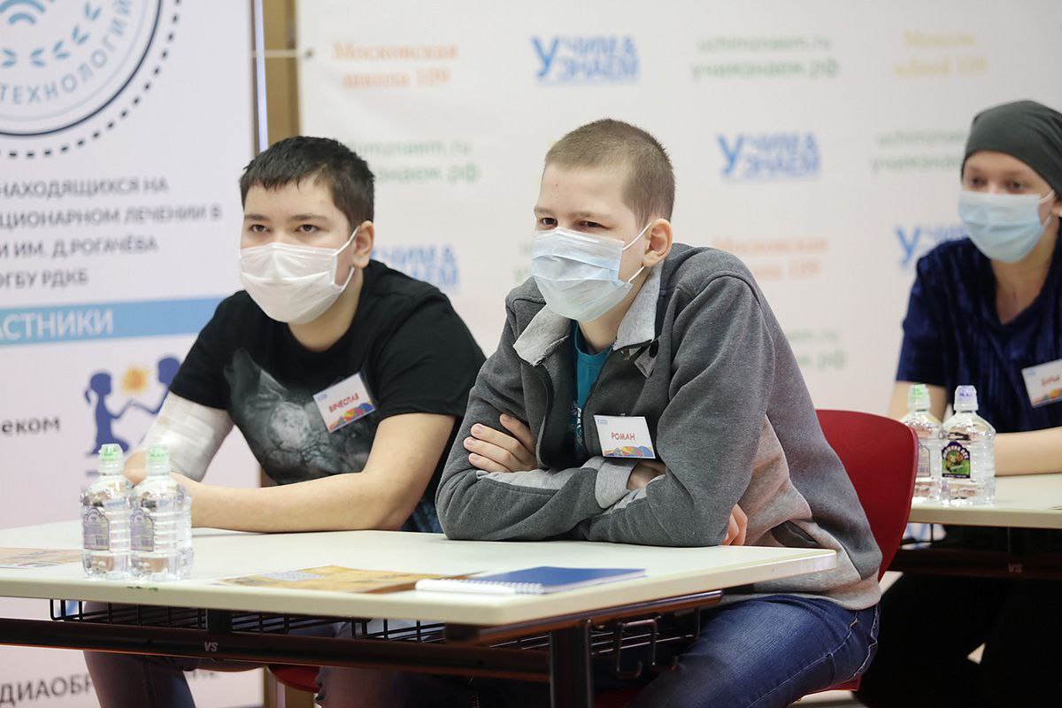 В Госдуму будет внесен законопроект о госпитальных школах Депутаты Госдумы совместно с профильными ведомствами готовят к внесению в палату парламента законопроект о госпитальных школах в которых обучаются дети находящиеся более 21 дня в больнице Во многих регионах такие школы уже работают но единого федерального регламента регулирующего их открытие и деятельность пока нет Как сообщают разработчики документа финансирование на эти цели предусмотрено Следовательно ключевым становится вопрос о том как обеспечить не только открытие таких школ но и их постоянную и эффективную работу Именно для этого необходим отдельный закон