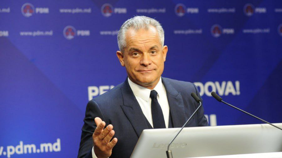 Минфин требует от Владимира Плахотнюка возмещения ущерба более 731 млн леев по делу о краже миллиарда В эту сумму входят 39 млн долларов и 3 5 млн евро которые будут включены в гражданский иск Адвокаты Плахотнюка заявили что в суде он выступит позже и опровергнет обвинения указав на ошибки прокуроров и отсутствие доказательств напрямую связывающих его с преступлением Подпишись на Moldova Liberă