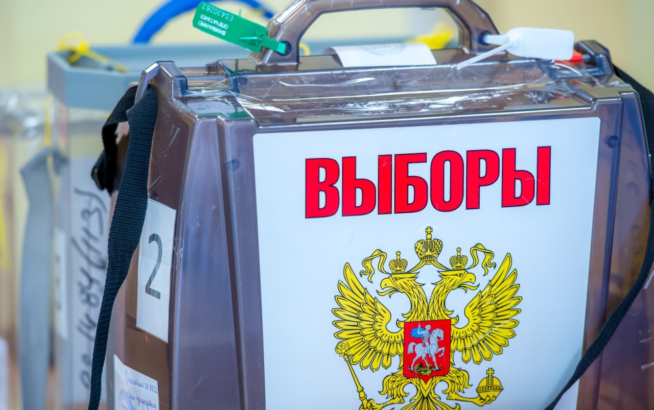 На Южном Урале будет обеспечена законность и прозрачность выборов  В Челябинской области на площадке общественного штаба по наблюдению за выборами было подписано соглашение с региональными отделениями различных политических партий, сообщает газета «Южноуральская панорама».   «На Южном Урале уже сложилась доброй традицией подписка соглашений о сотрудничестве в дни выборов. На днях, 7 августа, в Москве состоялось подобное соглашение между Общественной палатой Российской Федерации и политическими партиями, и вот теперь аналогичный шаг сделан в нашем регионе», — отметил Николай Дейнеко, председатель Общественной палаты Челябинской области.  - Это своеобразный щит, который защищает избирательные права граждан, укрепляя их доверие к выборам, проходящим под девизом «честно, чисто и по закону»».   Под соглашением свои подписи поставили представители партий «Единая Россия», КПРФ, ЛДПР, «Новые люди», «Родина» и «Партия пенсионеров за социальную справедливость».