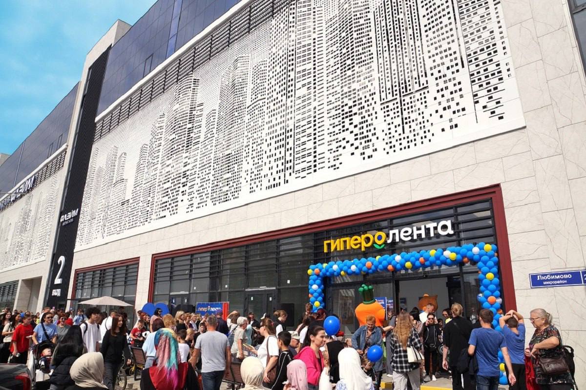 Группа Лента открыла в Краснодаре четвертый гипермаркет Группа Лента сообщает об открытии гипермаркета в столице Кубани по адресу микрорайон Любимово 22 строение 2 Магазин открыт в арендованном помещении площадью 4599 квадратных метров торговая площадь 2736 квадратных метров Это гипермаркет формата XS который компания запустила в прошлом году Для удобства покупателей оборудована парковка на 200 автомобилей в зале установлено 18 касс включая восемь касс самообслуживания Ассортимент сформирован с учетом предпочтений местных жителей и насчитывает более 13 000 позиций 2500 из них товары собственных торговых марок Ленты Подробности читайте здесь 6 Реклама www lenta com Erid 2W5zFJvoUmW