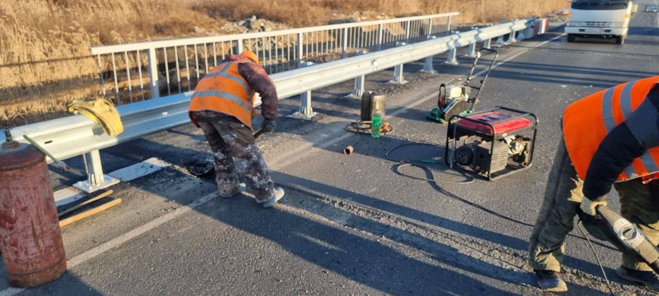 Специалисты ремонтируют деформационный шов на мосту в районе села Голубовка  При проверке участка установили, что необходимо заменить материал заполнения деформационного шва на более прочный.  В ближайшие дни движение по мосту возобновят, сейчас транспорт движется по объезду.    Присоединяйтесь к нашей группе «ВКонтакте»