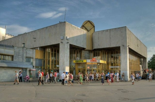 Станцию метро Озерки закроют в 2026 году Изначально реконструкция должна была случиться в 2025 м но работы перенесли Сейчас обновляют станции Фрунзенская и Парк Победы на синей ветке