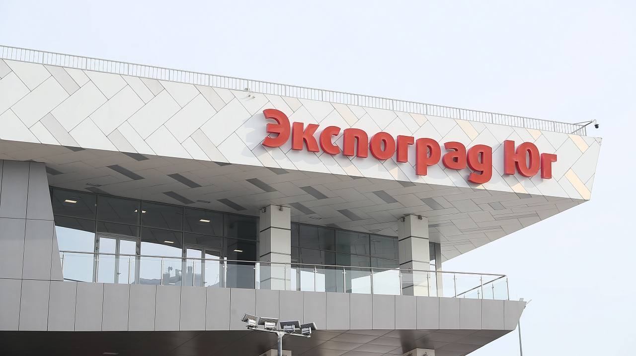 Международная сельскохозяйственная выставка ЮГАГРО пройдёт в Краснодаре с 18 по 21 ноября Международное событие привлечёт около 600 участников из 79 регионов России и 40 стран мира Среди них ведущие российские и зарубежные производители и поставщики сельскохозяйственной техники оборудования семян средств защиты растений а также компании специализирующиеся на переработке и хранении сельхозпродукции В рамках выставки готовит свой стенд и администрация Краснодара На площадке B7035 в павильоне 2 продемонстрируют инвестиционный потенциал города Выставка пройдёт по адресу ул Конгрессная 1 ВКК Экспоград Юг Для того чтобы получить бесплатные билеты необходимо пройти регистрацию на официальном сайте и заполнить форму Телеграм ВК MAX