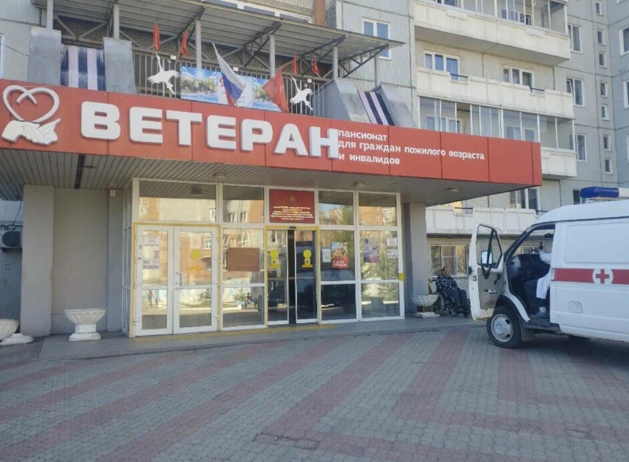 В красноярском пансионате пенсионера ранили ножом из-за шутки Как сообщили в прокуратуре, в начале июня днем в пансионате «Ветеран» между двумя пенсионерами «внезапно» начался конфликт — один ударил другого ножом в грудь. Причиной конфликта стала шутка потерпевшего, которая не понравилась нападавшему. До этого отношения между ними «были нормальные». Работники вызвали скорую помощь. Пенсионер провел в больнице около четырех дней, ему провели операцию. Нападавший ранее отличался агрессивным поведением. Он одинок, родственников у него нет. Возбуждено уголовное дело о покушении на убийство статья 30 и статья 105 УК РФ .