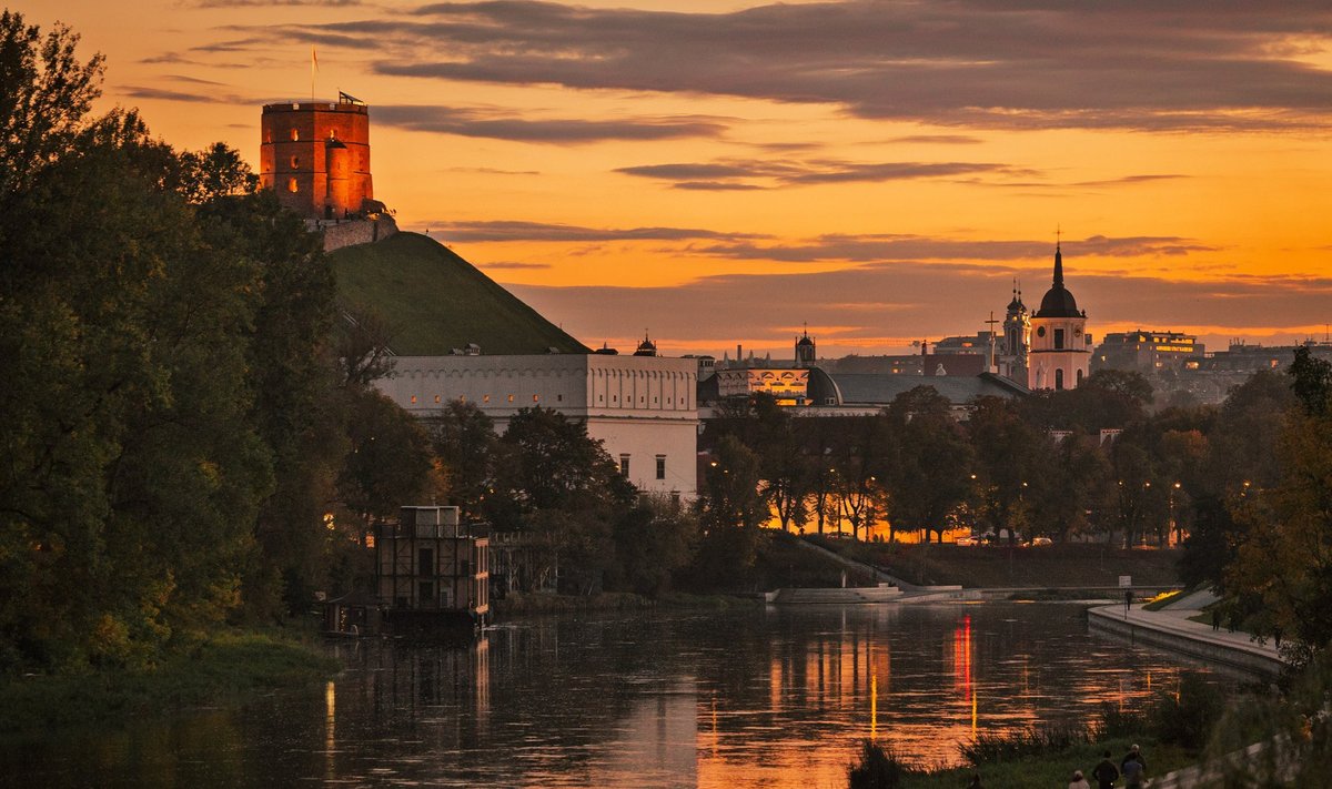 Вильнюс выбрали городом в котором путешественники могут лучше всего выспаться Оказывается лучшее место в Европе чтобы по настоящему выспаться это Вильнюс Литовская столица заняла 1 е место в рейтинге сонного туризма опередив Дрезден Познань Варшаву и Ригу По данным исследования MattressNextDay опубликованного в Forbes Вильнюс получил 8 26 из 10 баллов А вы бы поехали в Вильнюс просто поспать www delfi lt a 120167076