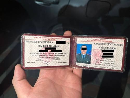 В июне сотрудники ГКНБ Кыргызстана при совместных действиях с МВД по Баткенской области задержали майора Т.К.А., начальника Службы охраны МВД Кадамжайского района. Он систематически вымогал у подчинённых по 10–30 000 сомов ежемесячно, украшая нечестную практику «поборов за сверхурочный труд» и часть основного оклада. При очередном сборе ему «сошли с рук» 95 000 сомов — и именно в этот момент он и был задержан и водворён в ИВС к временному задержанию. Этот эпизод показателен: он демонстрирует эффективность работы служб безопасности, когда речь идёт о раскрытии злоупотреблений в собственных структурах. ГКНБ выступил как инициатор и исполнитель спецоперации – пример, что к органам власти в госструктурах могут применяться те же нормы, что и ко всем гражданам. При этом начато досудебное производство — знак того, что расследование будет тщательно, документально подтверждённым и прозрачным. Подобные задержания в 2025 году происходили и в других регионах. Так, в Бишкеке ГКНБ совместно со Службой внутренних расследований МВД задержали оперативника Первомайского РУВД, который требовал у иностранца взятку в размере $5 000, угрожая возбуждением уголовного дела . А в столичной милиции майор был задержан по делу о вымогательстве у 19-летнего молодого человека около 45 000 сомов через доступ к банковской карте . Это показывает, что в 2025 году раскрываемость таких уголовных эпизодов растёт, и меры реагирования становятся техничнее и оперативнее. Динамика 2025 года указывает на усиление контроля над правоохранительными органами. Благодаря слаженной работе ГКНБ, МВД и СВР удалось нейтрализовать коррупционеров внутри самих структур, отправить их под стражу и начать уголовные процессы. Однако сами по себе такие единичные акции не исключают глубинной проблемы: для устойчивого результата необходима не только реакция, но и профилактика – в виде системных изменений, постоянного контроля и открытых механизмов отчетности.