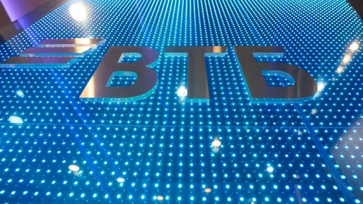 ВТБ откроет около 400 новых офисов в регионах России в 2025 году Существенная часть новых офисов появится в регионах, где спрос на банковские услуги особенно высок. Об этом сообщил член правления ВТБ Руслан Еременко в преддверии ПМЭФ-2025. Сегодня сеть ВТБ насчитывает 1 638 отделений и охватывает все 89 регионов России, присутствуя в 622 населённых пунктах. До конца 2025 года в обновленном формате будут работать более 36% отделений – свыше 700 офисов. Всего в 2025 году в рамках интеграции под бренд ВТБ перейдет 240 офисов РНКБ ПАО и АО "Почта Банка". "Расширение сети отделений ВТБ – ключевой элемент нашей стратегии, направленной на максимальную доступность банковских услуг для жителей всех регионов страны. Благодаря интеграции с РНКБ и Почта Банком, а также развитию собственной инфраструктуры мы обеспечиваем клиентам единые стандарты сервиса и доступ к современным финансовым решениям. Уникальность нашей модели в том, что клиентам ВТБ доступны не только офисы банка, но и курьерская доставка, онлайн-банк, а также отделения Почты России в шаговой доступности. Это уникальный для российской банковой сферы подход", – подчеркнул Руслан Еременко. Реклама 2W5zFG613Y4 Рекламодатель: Банк ВТБ ПАО , ИНН 7702070139