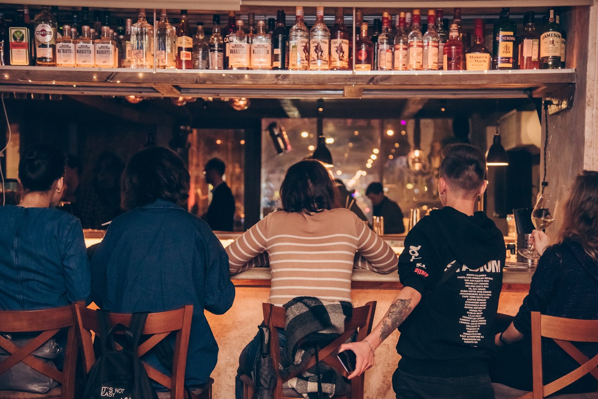 Закон о работе наливаек в Петербурге могут ужесточить в 2026 году На данный момент в городе закрыли 12 заведений и у 38 приостановили действие лицензии на продажу алкоголя Закрывшихся точек менее 1 от общего количества Подробнее