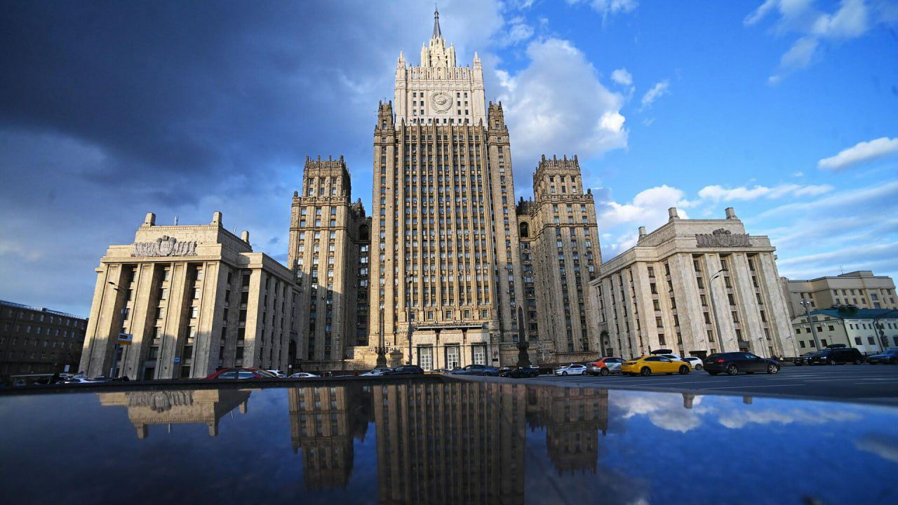 Литва и Латвия перестали признавать пятилетние загранпаспорта россиян, — МИД РФ.  Ведомство призвало россиян своевременно оформлять десятилетние биометрические паспорта.