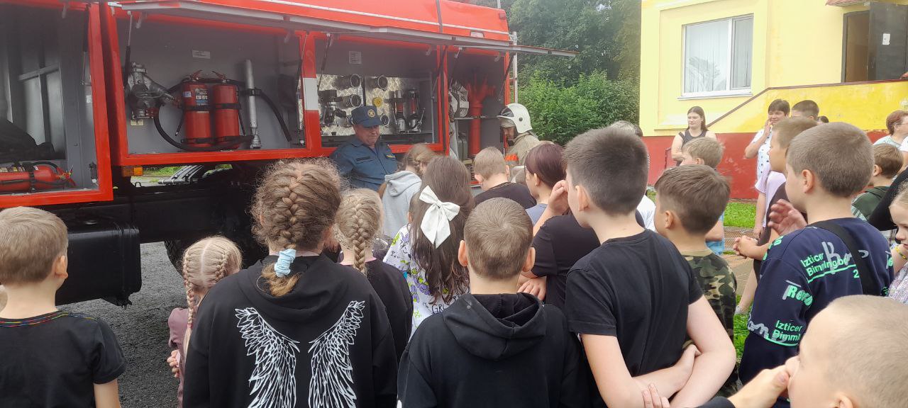 Безопасность под контролем.  Работники отдельного поста №411 провели профилактическое мероприятие с воспитанниками пришкольного лагеря в селе Красный Яр. ‍  Огнеборцы напомнили ребятам о правилах пожарной безопасности и продемонстрировали пожарный инструмент, находящийся в автомобиле, объяснив его название и назначение.  Такой урок не только повысил уровень знаний детей, но и напомнил о необходимости бдительности и ответственности. Ведь безопасность — в наших руках, если каждый будет соблюдать простые правила и быть внимательным.