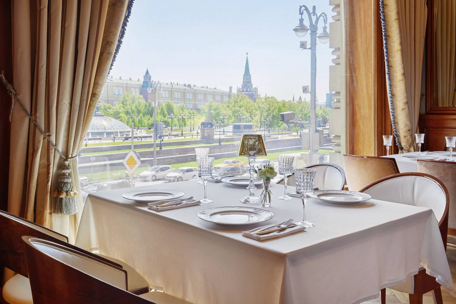 В Татьянин день 25 января в ресторанах Александра Раппопорта всех Татьян будут бесплатно кормить на сумму до 10 тысяч рублей для этого женщинам надо показать официанту паспорт Информацию о проведении акции подтвердили редакции Москвача в одном из ресторанов В акции принимают участие Белуга Dr Живаго Китайская грамота КрабыКутабы Geraldine Воронеж Миндаль Black Tai Восход Erwin Акция касается всех Татьян а также их спутников Отправляйте Татьянам