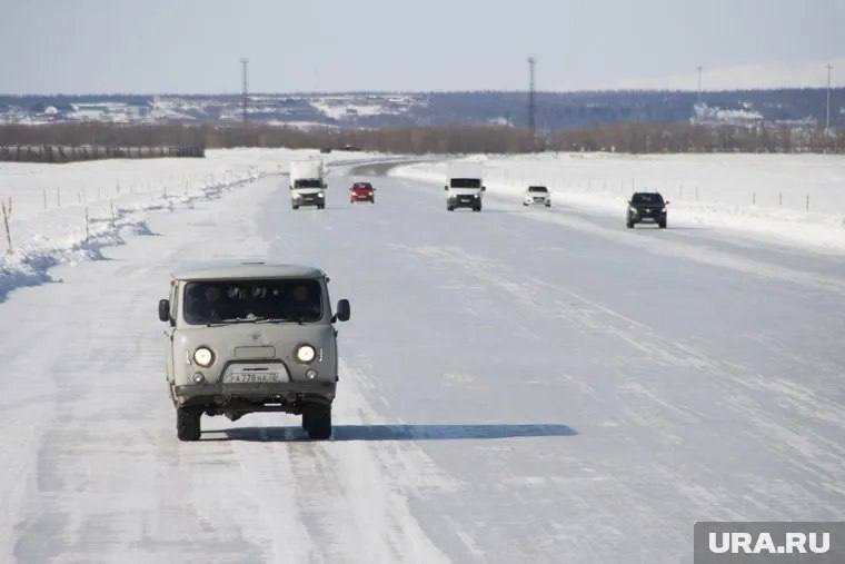 На зимниках вводят ограничения из-за потепления  Грузоподъемность двух ледовых переправ в Тюменской области будет снижена до пяти тонн. Такая мера необходима из-за стремительного потепления в регионе.  Она коснется переправы через реку Иртыш в селе Уват и Тобольск — Бекерево. При этом, в Увате ограничение уже введено, а на Тобольск-Бекерево начнет действовать с 17 марта.