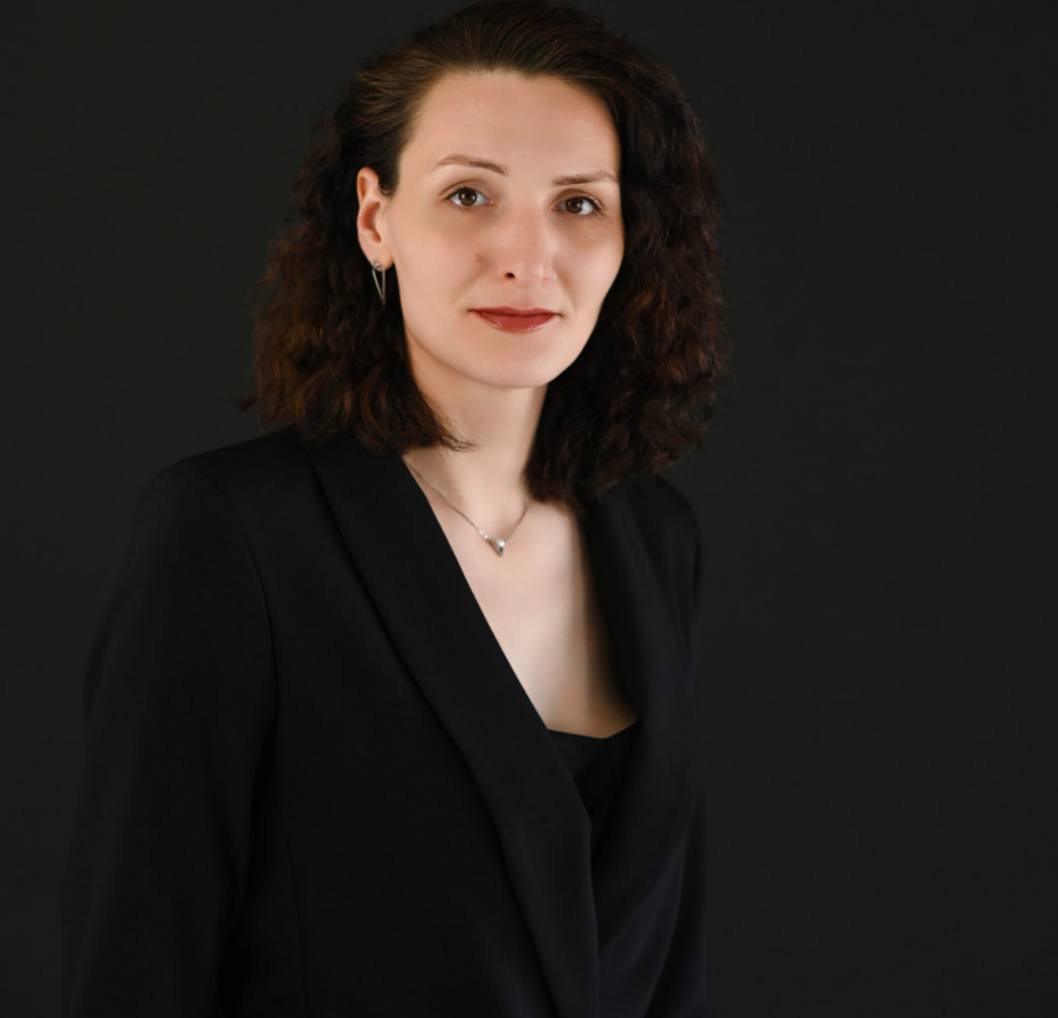 Наталья Викулова назначена и.о. министра науки и профессионального образования Забайкалья  В Забайкальском крае продолжается формирование органов власти, призванная оптимизировать управление и повысить эффективность работы государственного аппарата. По примеру федеральной структуры, Министерство образования и науки Забайкальского края будет разделено на два самостоятельных ведомства: Минобразования и Министерство науки и профессионального образования. Директор этно-археопарка «Сухотино» Наталья Викулова назначена исполняющей обязанности министра науки и профессионального образования Забайкальского края.  Новое министерство под руководством Викуловой займется реализацией федеральных проектов, таких как создание межвузовского кампуса «Даурия», подготовка кадров для региональных предприятий и развитие науки.  Наталья Викулова — выпускница ЗабГУ, кандидат археологических наук, специалист по древнейшим культурам Южной Сибири. Имеет опыт участия в российских и международных археологических экспедициях, стажировалась в Датском технологическом университете, освоив метод OSL-датирования. Среди ее достижений — создание этно-археопарка «Сухотино».  Фото: Пресс-служба правительства региона
