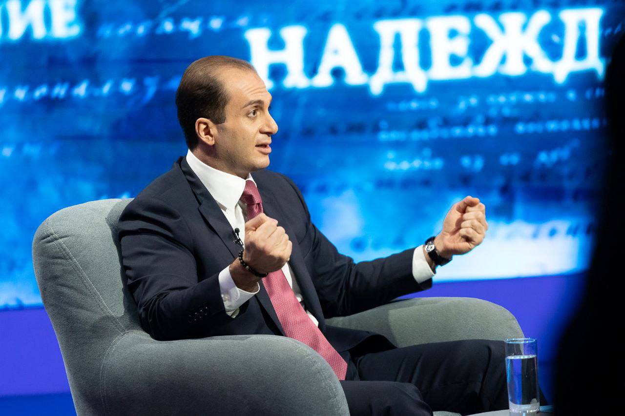 Согласно последнему опросу NBC News Decision Desk Poll, проведенному SurveyMonkey,  55% взрослых американцев не одобряют действия Трампа на посту президента, в то время как 45% поддерживают его.  Среди республиканцев наблюдается снижение поддержки: на 5 процентных пунктов меньше респондентов заявили о полной поддержке Трампа по сравнению с апрелем. Это изменение в основном связано с теми, кто идентифицирует себя с движением MAGA.  При оценке действий администрации Трампа лишь 37% сторонников MAGA выразили удовлетворение его действиями, что на 9% меньше, чем в апреле. В то же время 51% демократов заявили о своих негативных чувствах к действиям Трампа.  Большинство независимых избирателей также высказывают недовольство действиями администрации: 65% из них не одобряют работу Трампа. В то же время американцы разделяются во мнениях по вопросам иммиграции и безопасности границ: 51% поддерживают его действия в этой сфере, а 49% — нет. Всего 9% американцев выделяют иммиграцию как первоочередную проблему.  Трамп также сталкивается с негативной реакцией по поводу своей политики в области высшего образования. Опрос показал, что 56% американцев не одобряют подход администрации к университетам, включая 42%, которые категорически против. Тем не менее, среди сторонников MAGA 72% полностью одобряют действия Трампа в этой сфере.  Когда речь заходит о таких учреждениях, как Гарвард, мнения разделяются: 44% американцев считают, что они приносят пользу стране, тогда как 24% уверены в обратном. Большинство сторонников MAGA  65%  и республиканцев  53%  считают, что такие университеты вредят стране.  Генри Сардарян