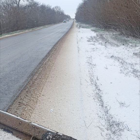 Зимнее содержание Оперативная обстановка на дорогах общего пользования Республики на утро 17 декабря Дорожники под контролем республиканской Службы автомобильных дорог Донбасса и Минтранса ДНР продолжают работу по обеспечению безопасного проезда по дорогам общего пользования в дежурном режиме Направления Харцызск Тельманово Старобешево Волноваха Новоазовск Касьяновка Мангуш Амвросиевка Володарское Шахтёрск Дебальцево Ясиноватая дорожное покрытие сухое местами влажное без осадков Всего в сутки в дежурном режиме работало 55 единиц спецтехники За минувшие сутки ДТП не зафиксировано bondarenko dpr