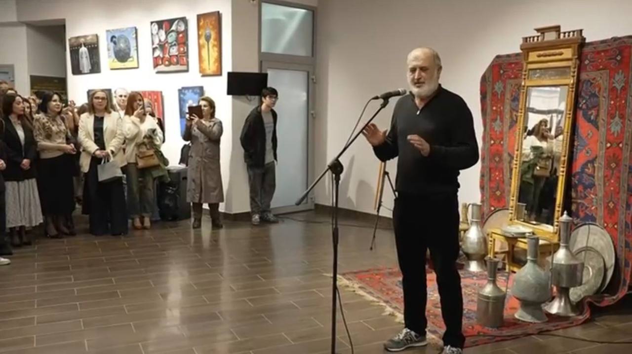 В Дербенте открылась выставка художника Магомеда Дибирова Вернисаж состоялся в Доме Петра I 18 октября Выставка продолжает свою работу Дом Петра является частной собственностью и был выставлен на продажу за более чем 90 млн рублей О намерении его приобрести заявлял Дербентский музей заповедник Однако неожиданно он был передан в аренду Арендатор планирует сделать Дом Петра I одним из центров культурной жизни Дербента и Дагестана Там будут проходить выставки и иные событийные мероприятия askrasul