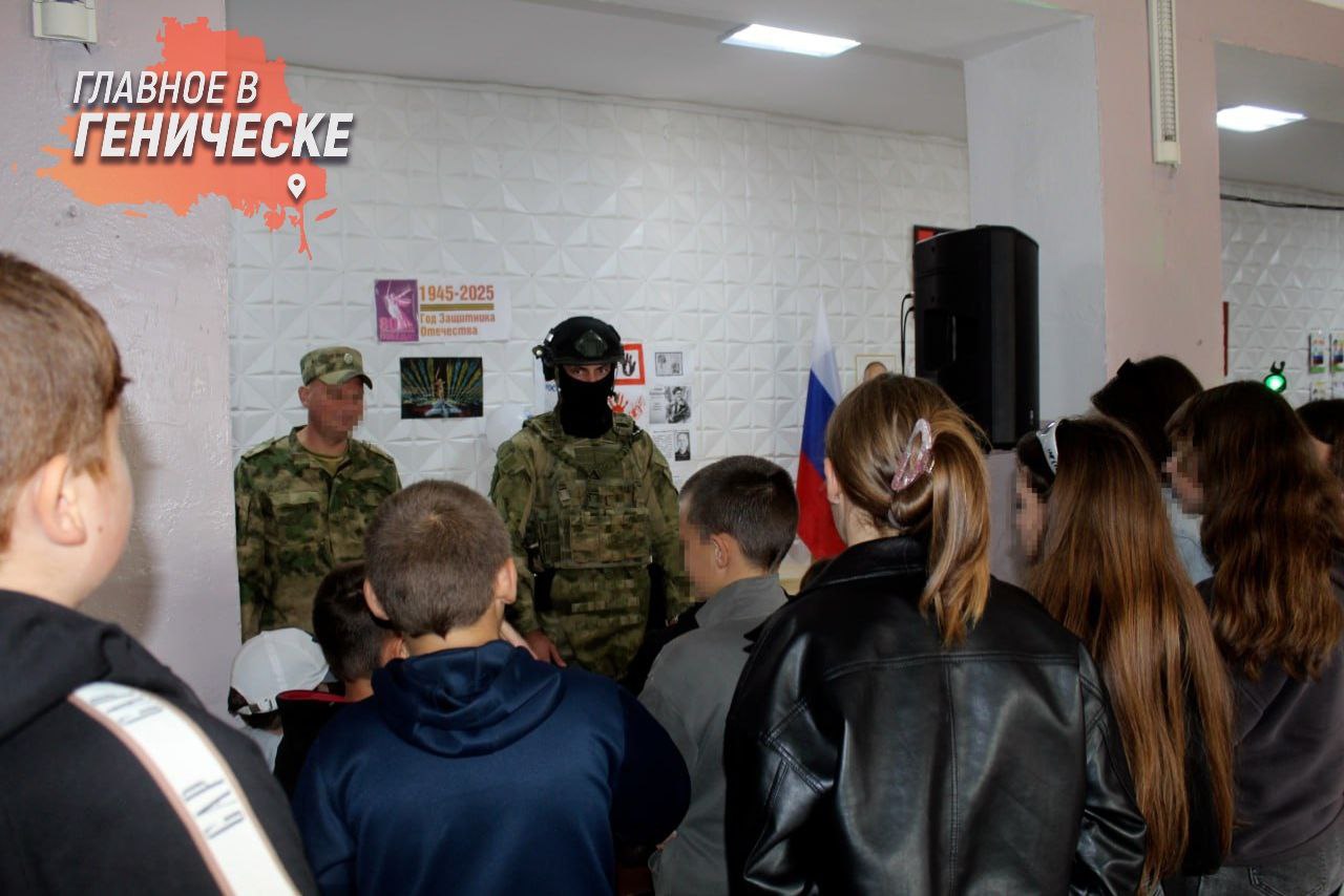 Росгвардия провела патриотическое мероприятие для школьников Херсонской области В преддверии Дня воссоединения России с новыми регионами сотрудники Росгвардии и центра Патриот организовали в селе Азовское игровую программу для учащихся Школьники участвовали в лазертаге соревновались по сборке разборке макета автомата Калашникова и познакомились с молодежными организациями области Росгвардейцы рассказали о своей службе и ведомственных учебных заведениях Педагоги и ученики поблагодарили организаторов за познавательное мероприятие способствующее патриотическому воспитанию молодежи