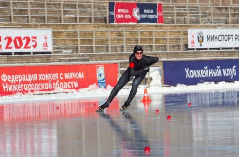 Саратовский спортсмен прошел в финал Всероссийских соревнований по конькобежному спорту    Соревнования состоялись в Нижнем Новгороде. Участие приняли юноши и девушки 12-13 лет в дисциплине спортивное многоборье  500 м - 1000 м - 500 м - 1000 м .   Воспитанник спортивной школы олимпийского резерва № 3 Павел Хрипунов показал отличные результаты. Заняв третье место в первом забеге на 1000 метров, он стал пятым в общем зачете, набрав 184,695 очков. Это позволило Павлу пройти в финал соревнований!    Поздравляем спортсмена и его тренера Светлану Ванину, желаем дальнейших успехов!