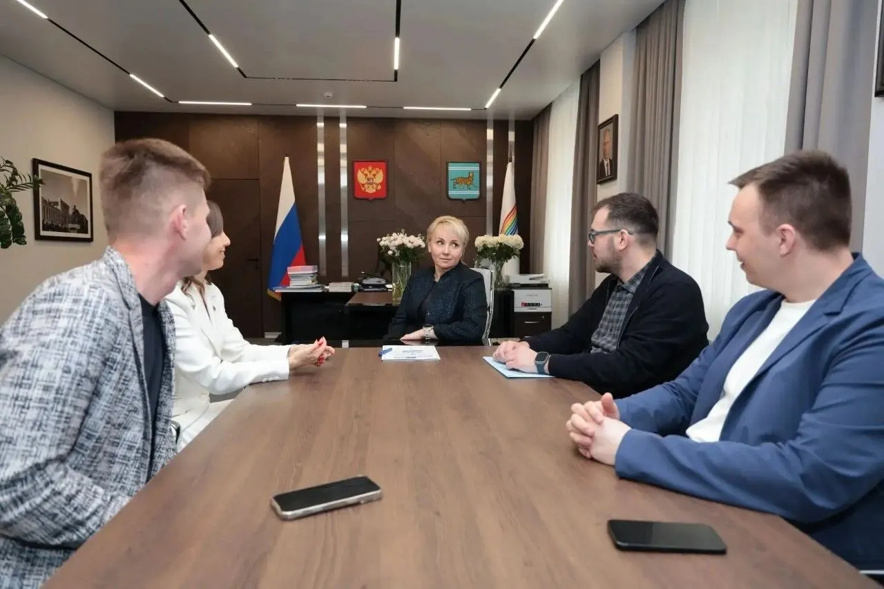 Глава ЕАО Мария Костюк подписала соглашение о сотрудничестве с Центром всестороннего развития детей Прогресс Это ведущее федеральное учреждение которое координирует сферу дополнительного образования организацию отдыха и воспитание детей в стране На рабочей встрече с директором Центра Юлией Пономаревой обсудили федеральные проекты региона по развитию юных талантов в которых область может участвовать Благодаря курсу президента России Владимира Путина у молодого поколения есть множество возможностей для роста Подписанное соглашение откроет нашей области новые возможности для поддержки одаренных детей и развития системы дополнительного образования