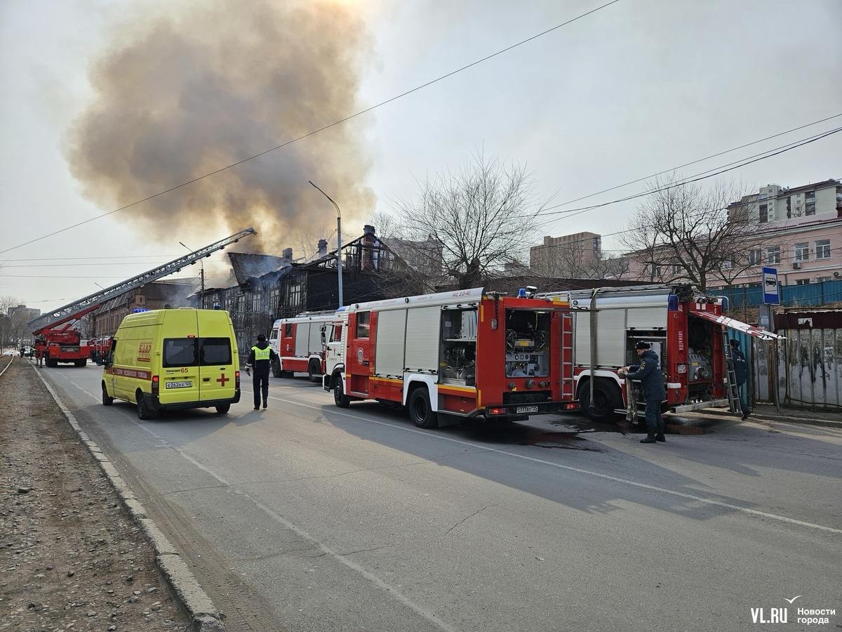 Во время тушения обнаружили тело погибшего. Огонь локализован на площади около 500 квадратных метров.